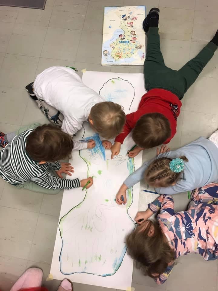Lapset piirtävät Suomen karttaa
